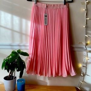 Pleated pink midi skirt